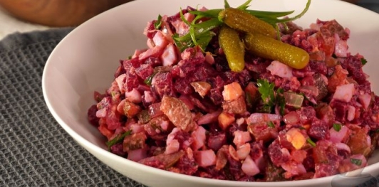 Фото приготовления рецепта: Салат из свёклы с яйцами и маринованными огурцами - шаг №18