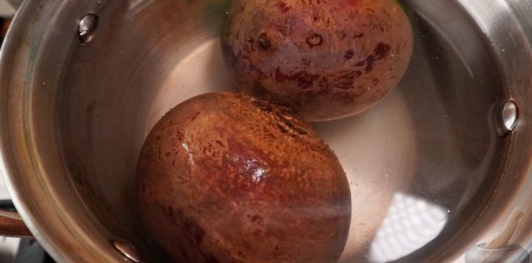 Фото приготовления рецепта: Салат из свёклы с яйцами и маринованными огурцами - шаг №2