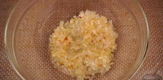 Фото приготовления рецепта: Салат из свёклы с яйцами и маринованными огурцами - шаг №7