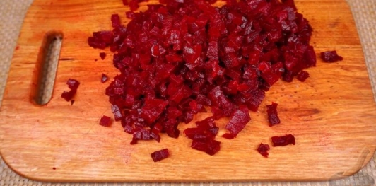 Фото приготовления рецепта: Салат из свёклы с яйцами и маринованными огурцами - шаг №10