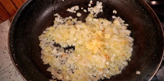 Фото приготовления рецепта: Салат из свёклы с яйцами и маринованными огурцами - шаг №6