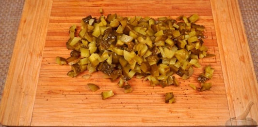 Фото приготовления рецепта: Салат из свёклы с яйцами и маринованными огурцами - шаг №8