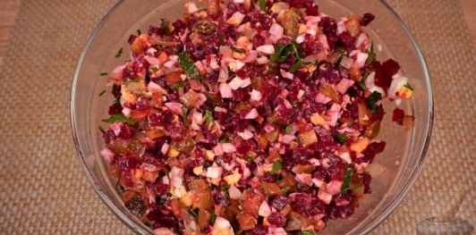 Фото приготовления рецепта: Салат из свёклы с яйцами и маринованными огурцами - шаг №14