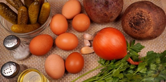 Фото приготовления рецепта: Салат из свёклы с яйцами и маринованными огурцами - шаг №1