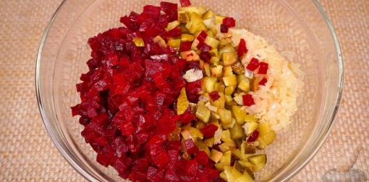 Фото приготовления рецепта: Салат из свёклы с яйцами и маринованными огурцами - шаг №11