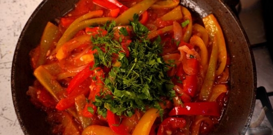 Фото приготовления рецепта: Салат из жареного перца, помидоров и лука - шаг №16