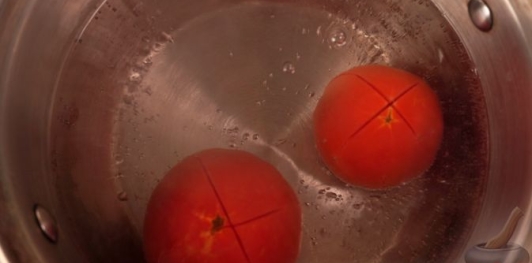 Фото приготовления рецепта: Салат из жареного перца, помидоров и лука - шаг №4