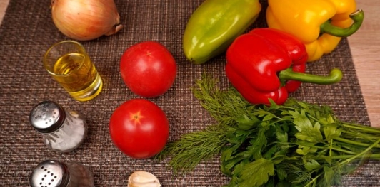 Фото приготовления рецепта: Салат из жареного перца, помидоров и лука - шаг №1