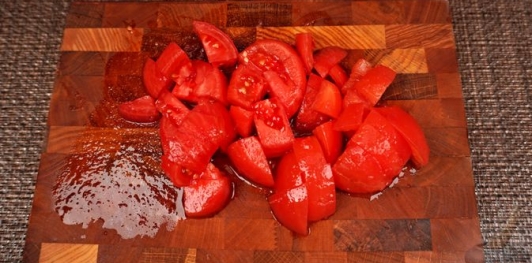 Фото приготовления рецепта: Салат из жареного перца, помидоров и лука - шаг №6