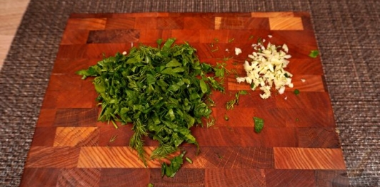 Фото приготовления рецепта: Салат из жареного перца, помидоров и лука - шаг №14