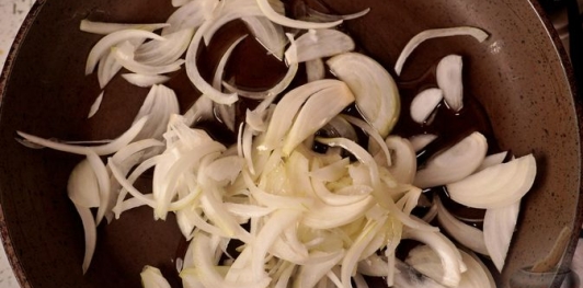 Фото приготовления рецепта: Салат из жареного перца, помидоров и лука - шаг №7