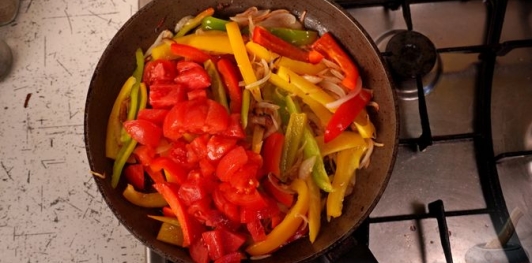 Фото приготовления рецепта: Салат из жареного перца, помидоров и лука - шаг №11