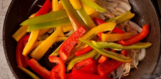 Фото приготовления рецепта: Салат из жареного перца, помидоров и лука - шаг №10