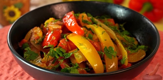 Фото приготовления рецепта: Салат из жареного перца, помидоров и лука - шаг №18