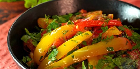 Фото приготовления рецепта: Салат из жареного перца, помидоров и лука - шаг №19