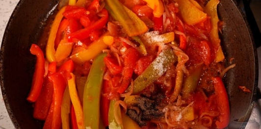 Фото приготовления рецепта: Салат из жареного перца, помидоров и лука - шаг №13