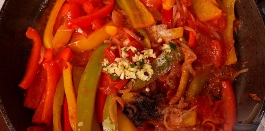 Фото приготовления рецепта: Салат из жареного перца, помидоров и лука - шаг №15