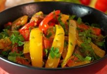 Салат из жареного перца, помидоров и лука