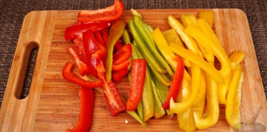 Фото приготовления рецепта: Салат из жареного перца, помидоров и лука - шаг №9