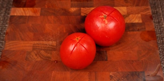 Фото приготовления рецепта: Салат из жареного перца, помидоров и лука - шаг №3