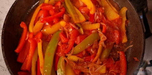 Фото приготовления рецепта: Салат из жареного перца, помидоров и лука - шаг №12