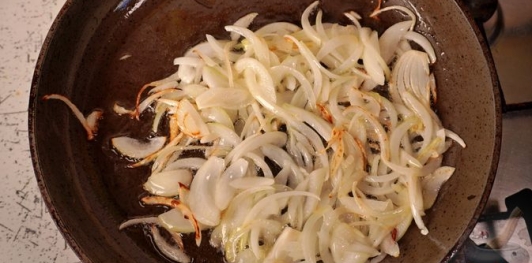 Фото приготовления рецепта: Салат из жареного перца, помидоров и лука - шаг №8