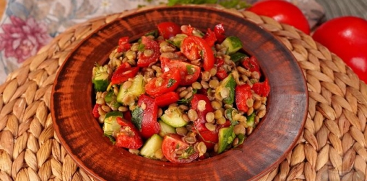Фото приготовления рецепта: Салат с чечевицей, помидорами, огурцами и сладким перцем - шаг №10