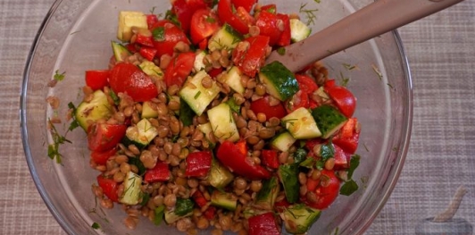 Фото приготовления рецепта: Салат с чечевицей, помидорами, огурцами и сладким перцем - шаг №9