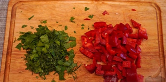 Фото приготовления рецепта: Салат с чечевицей, помидорами, огурцами и сладким перцем - шаг №4