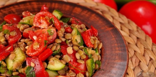 Фото приготовления рецепта: Салат с чечевицей, помидорами, огурцами и сладким перцем - шаг №11