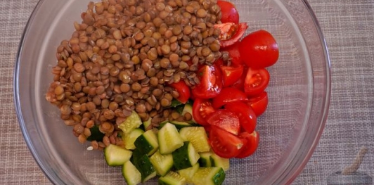Фото приготовления рецепта: Салат с чечевицей, помидорами, огурцами и сладким перцем - шаг №5