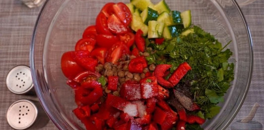 Фото приготовления рецепта: Салат с чечевицей, помидорами, огурцами и сладким перцем - шаг №8