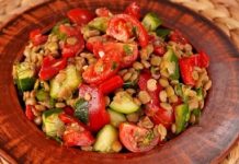 Салат с чечевицей, помидорами, огурцами и сладким перцем