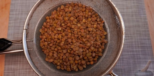 Фото приготовления рецепта: Салат с чечевицей, помидорами, огурцами и сладким перцем - шаг №2