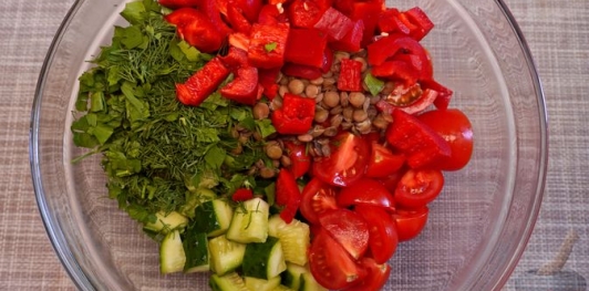 Фото приготовления рецепта: Салат с чечевицей, помидорами, огурцами и сладким перцем - шаг №6