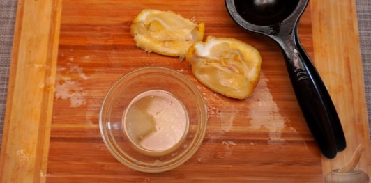 Фото приготовления рецепта: Салат с чечевицей, помидорами, огурцами и сладким перцем - шаг №7