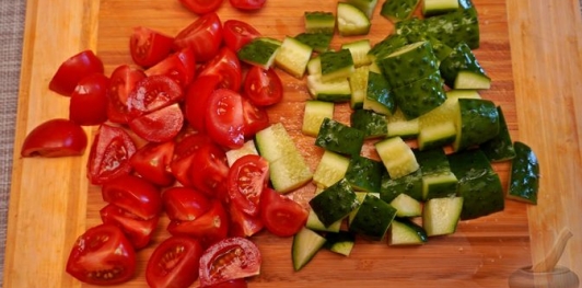 Фото приготовления рецепта: Салат с чечевицей, помидорами, огурцами и сладким перцем - шаг №3