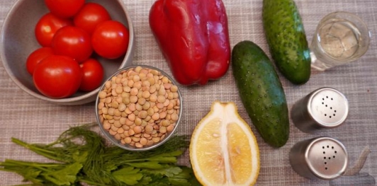 Фото приготовления рецепта: Салат с чечевицей, помидорами, огурцами и сладким перцем - шаг №1