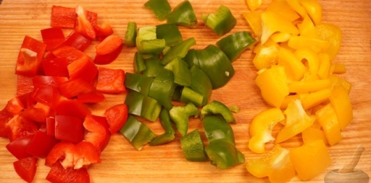 Фото приготовления рецепта: Салат с фасолью, кукурузой, перцем и помидорами - шаг №3