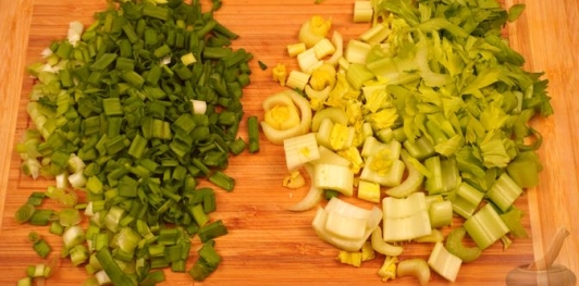 Фото приготовления рецепта: Салат с фасолью, кукурузой, перцем и помидорами - шаг №5