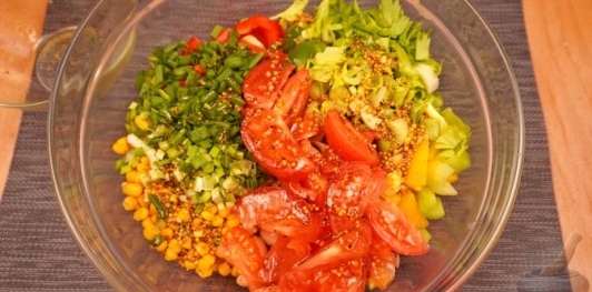 Фото приготовления рецепта: Салат с фасолью, кукурузой, перцем и помидорами - шаг №7