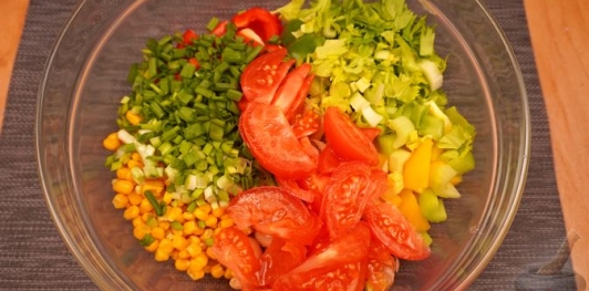 Фото приготовления рецепта: Салат с фасолью, кукурузой, перцем и помидорами - шаг №6