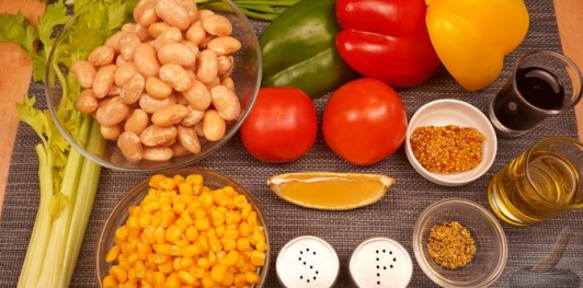 Фото приготовления рецепта: Салат с фасолью, кукурузой, перцем и помидорами - шаг №1