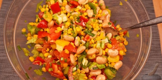 Фото приготовления рецепта: Салат с фасолью, кукурузой, перцем и помидорами - шаг №8