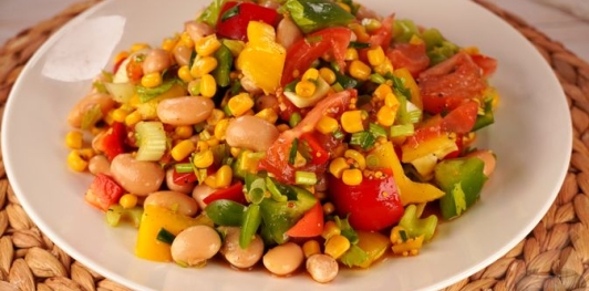 Фото приготовления рецепта: Салат с фасолью, кукурузой, перцем и помидорами - шаг №9