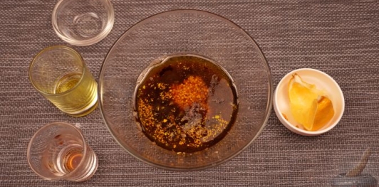 Фото приготовления рецепта: Салат с фасолью, кукурузой, перцем и помидорами - шаг №2