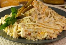 Салат с картошкой, яйцами, кукурузой и маринованными огурцами