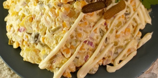 Фото приготовления рецепта: Салат с картошкой, яйцами, кукурузой и маринованными огурцами - шаг №17