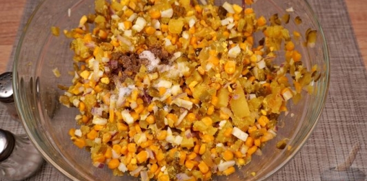 Фото приготовления рецепта: Салат с картошкой, яйцами, кукурузой и маринованными огурцами - шаг №11