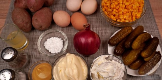 Фото приготовления рецепта: Салат с картошкой, яйцами, кукурузой и маринованными огурцами - шаг №1